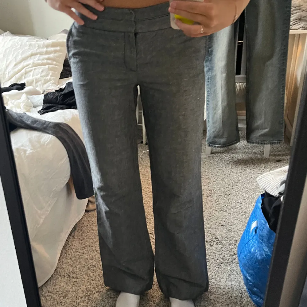 Superfina kostymbyxor med låg/mellan hög midja❤️Lite korta på mig som är 167. Jeans & Byxor.