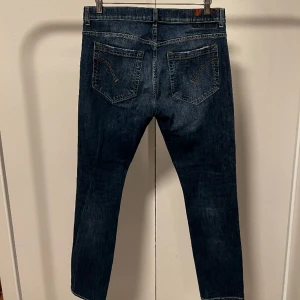 Dondup jeans  - Tjena, säljer nu dessa skit snygga jeans från Dondup | Storleken är 34 (passar mindre) | Färgen är mörkblå och skicket är 9/10 | Hör gärna av dig vid minsta lilla fundering 😊 