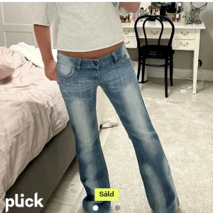 Lågmidjade jeans  - Säljer dessa jätte fina lågmidjade som jag köpte här på plick förra veckan, säljer då det var för stora. Därav har jag använt förra säljarens 2 första bilder, sista har jag tagit. Verkligen jätte fina jeans och inga defekter. Köpte för 600❤️