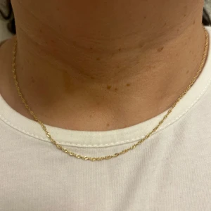 Singapore twist gold chain - Typ: Singapore twist gold plated chain finns i Längd: 16”, 18”, 20” Tjocklek: 1,5 mm Material: Gjord i sterling silver och 14k guld platerad  