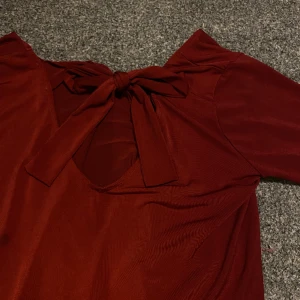 Vinröd knyttröja - Aldrig andvänt har dock en liten fläck på sig kan skicka bild om man vill se