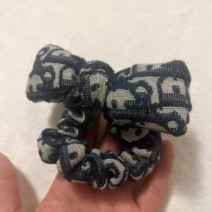 Dior scrunchie