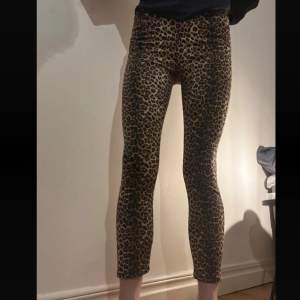 Byxor / jeans med leopardmönster. Skitsnygga men tyvärr för små på mig. Passar ngn runt 165 cm. 