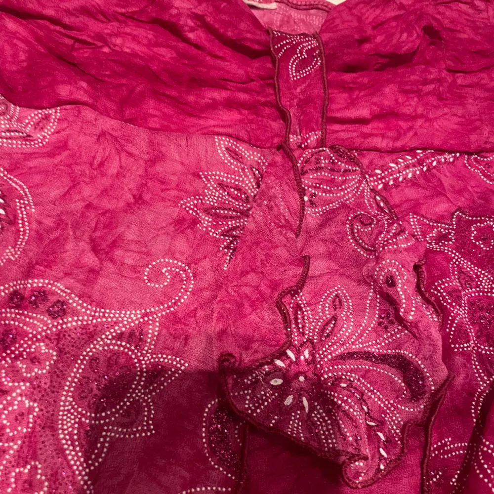Super gullig rosa topp med glitter detaljer! säljer pga byter stil. Toppar.