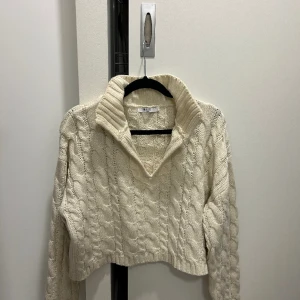 Nakd stickad tröja - Vit/beige kavelstickad