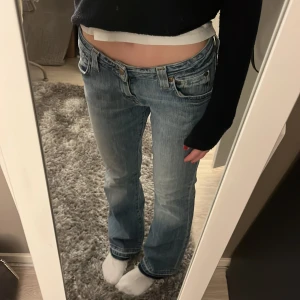 Lågmidjade jeans  - Säljer mina lådmidjade jeans från Lee. Cool färg och passar till de mesta💕