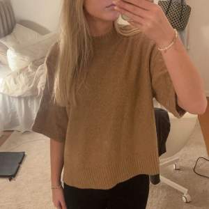 Stickad T-shirt från pull and bear, den är nopprig men fin att använda ändå💗