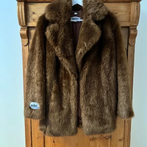 Jacka från JAKKE  - Fin jacka från JAKKE. Storlek 38. Väldigt sparsamt använd så mycket fin i sitt skick. Försluts med knappar framtill.