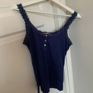 Blå topp från Hunkemöller - Säljer detta linnet ifrån hunkemöller som endast är använt 3 ggr då den e för stor. Man kan använda det både till vardags men också som nattlinne 🤍 nypris är runt 200-300 kr och den är i nyskick! Skriv priv vid frågor eller fler bilder 🤩