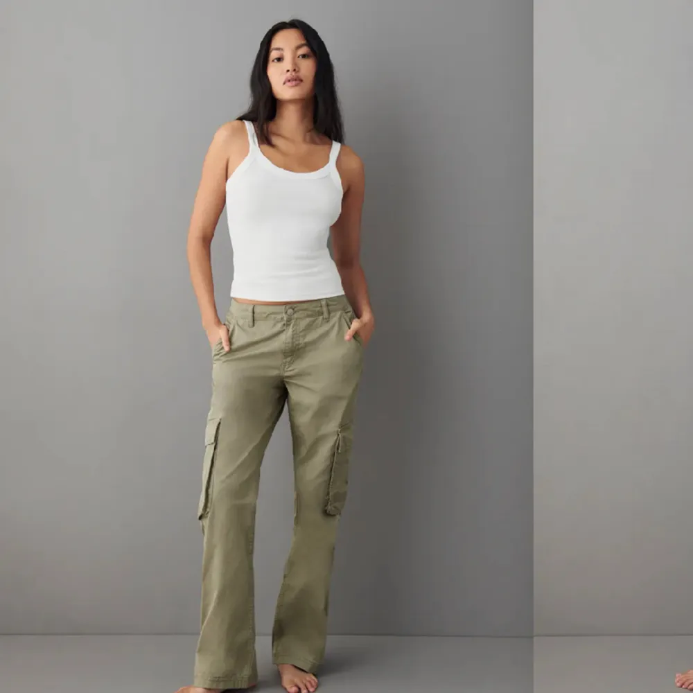 Säljer dessa Gina Tricot cargo pants då jag måste köpa i större storlek, köptes för 499kr men säljer för 200kr.. Jeans & Byxor.