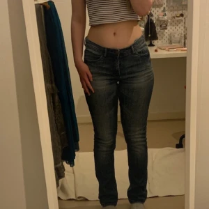 Blå, lågmidjade jeans  - Blå, lågmidjade jeans från kappahl i stl 40. Säljer då de inte passar mig❤️