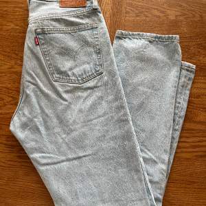 Säljer Levi’s jeans 501 i storlek w28 L30, använda två gånger men inte mer, säljer då jag inte kan använda dem mer😊