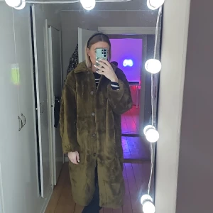Pälsjacka  - Knappt använd jacka från H&M. 