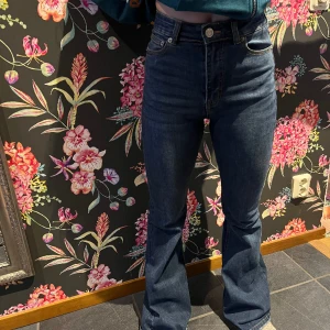 Pull & Bear bootcut jeans - Stlk 32/34 &B jeans i bootcut o highwaist. Köparen står för evt frakt. 