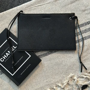 Balenciaga clutch  - Så snygg fest clutch!  Balenciaga  Imitation  Pu läder  Aldrig använd!  Logga framtill   Annons gäller endast clutchen på bild! Ej bok! 