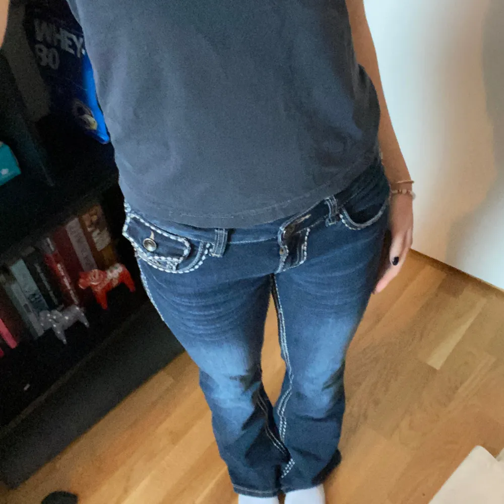 Säljer mina älskade La Idol jeans som tyvärr inte används längre💔Strl 40 men passar perfekt på mig som bär strl 36-38, har mindre slitningar längst ner. Jeans & Byxor.
