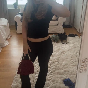 Handgjord röd väska - Säljder den här fina handgjorda väskan från ett företag på instagram💖💖nypris 500kr