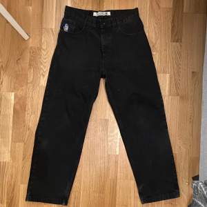 Svarta 93 Denim jeans från Polar Skate Co.  Det finns slitage på baksidan vid fötterna. 