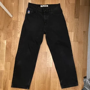 Polar 93 jeans  - Svarta 93 Denim jeans från Polar Skate Co.  Det finns slitage på baksidan vid fötterna. 