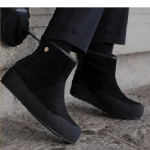 Canada snow skor - FRI FRAKT! Supersköna Canada Snow boots i storlek 36 (passar mig som har 37). Knappt använda så i superbra skick. Äkta ull. Ser mörkblåa ut men de är mycket mörkare i verkligeten, svarta nästan. Köparen står för frakten 💕 nypris ligger runt 1400kr.