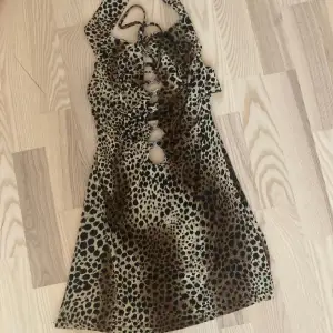 Så söt halterneck leopardmönstrad klänning. Den är perfekt till fest eller under sommaren. Den är i nyskick men köpt secondhand. Säljer tyvärr eftersom jag är i behov av pengar. Den har fina diamant detaljer. Kontakta mig gärna vid frågor osv. 💗