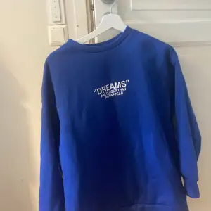 blå sweatshirt med litet tryck fram