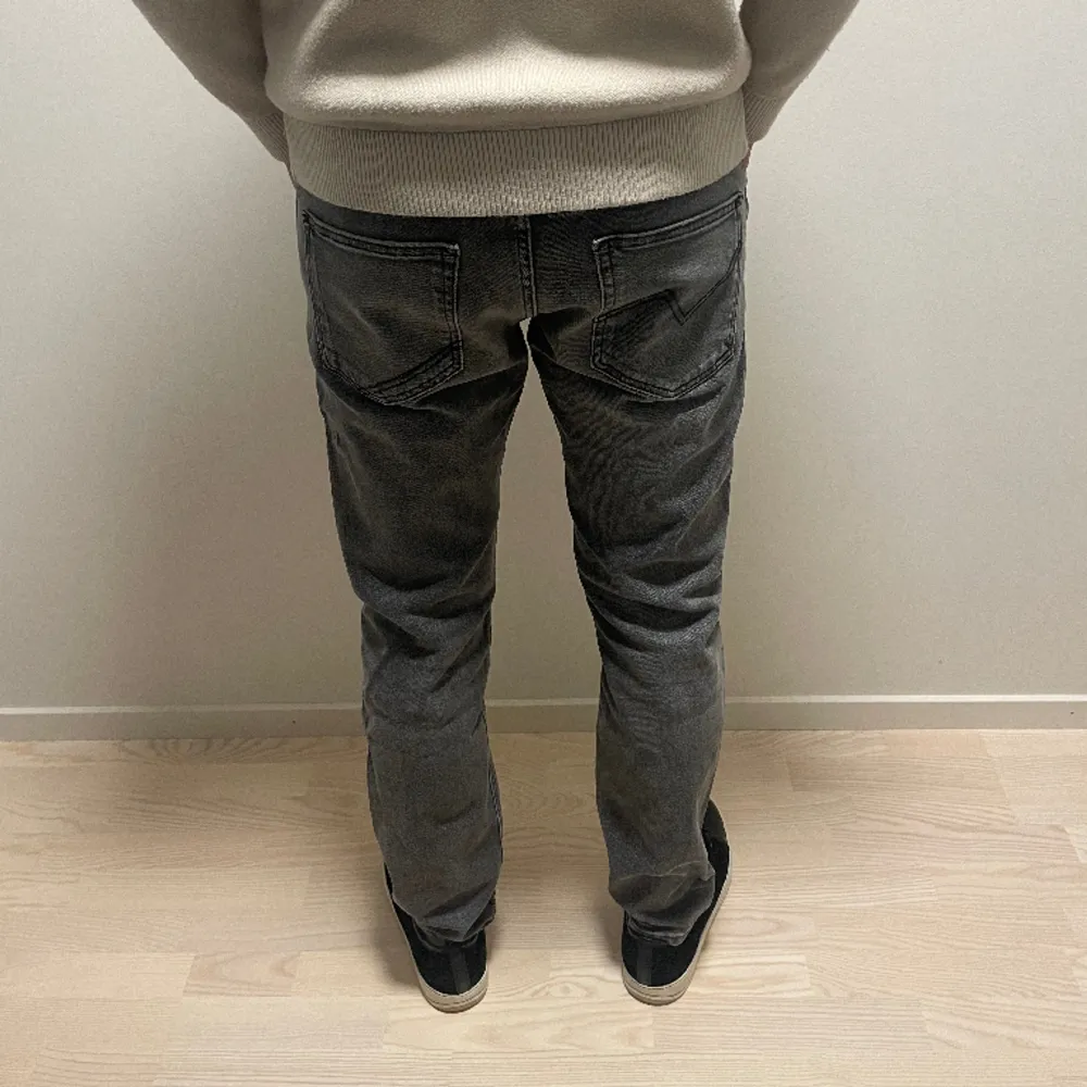 Ett par stiliga jeans från Tom Tailor, ett riktigt underksattat märke! Modellen är piers slim och killen på bilden är 187cm och väger 79kg. Tveka inte att höra av dig vid minsta fundering🙌🏼. Jeans & Byxor.