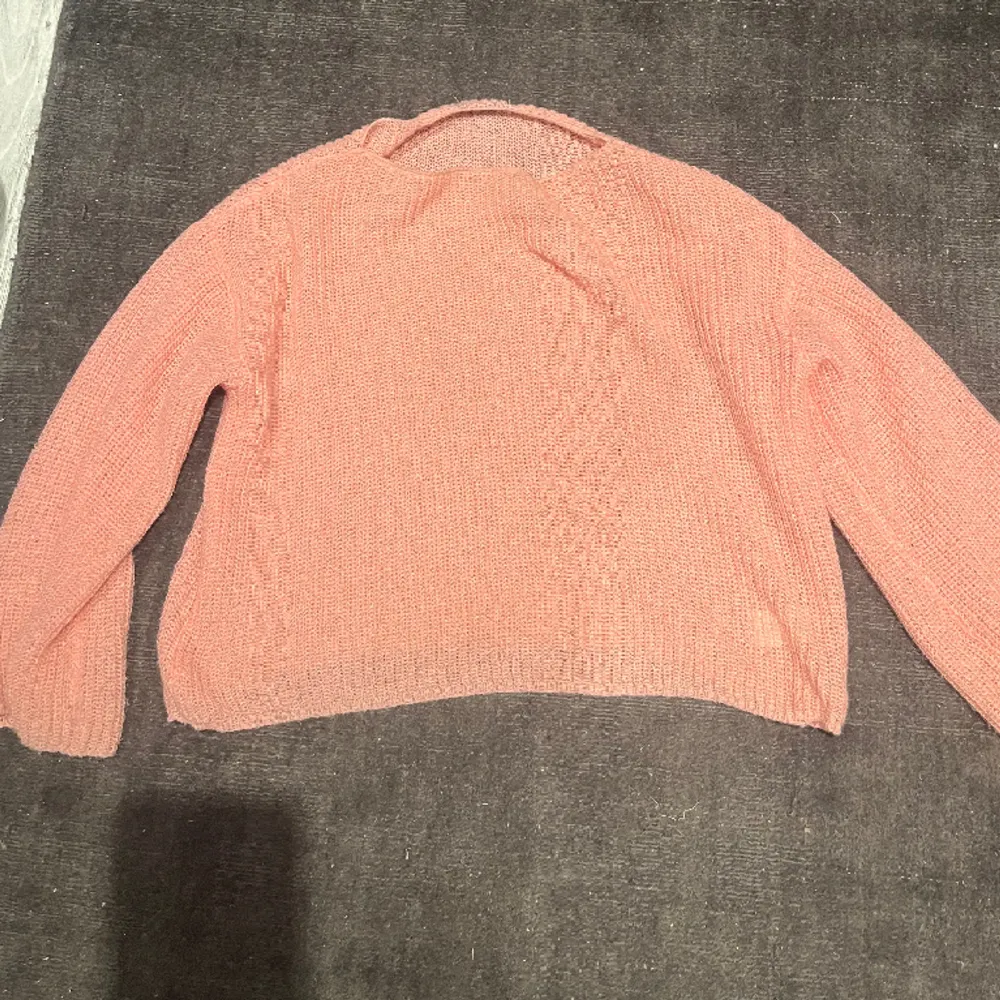En fin rosa stickad tröja i storlek S. Använt fåtal gånger så i fint skick.  Färgen på tröjan ser olika ut på bilderna men är som på andra bilden i verkligheten!!. Stickat.