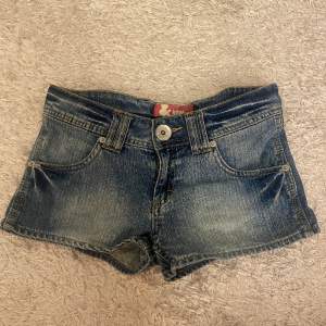 sååå sjukt snygga lågmidjade jeans shorts med knappar där bak💞💞 skriv för frågor osv!! Mått: 37cm rakt över midjan och 23cm längden