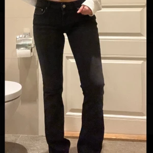 Low waist bootcut jeans - Säljer dessa bootcut jeansen som är low waist från Zara och som jag nu säljer pågrund av att de inte kommer till någon användning. Jeansen är i mycket bra skick🫶 Byxorna är slutsålda och jag har vanligtvis 36 men byxorna är i ett stretchiga material.