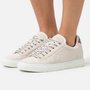 Zadig & Voltaire skor - Köpta för 3300kr. Skickas i tillkommande Dustbag och orginalbox. Inköpta i somras och är sparsamt använda. (2 bilden är mörkt ljus, dem är ljus beige/grå)