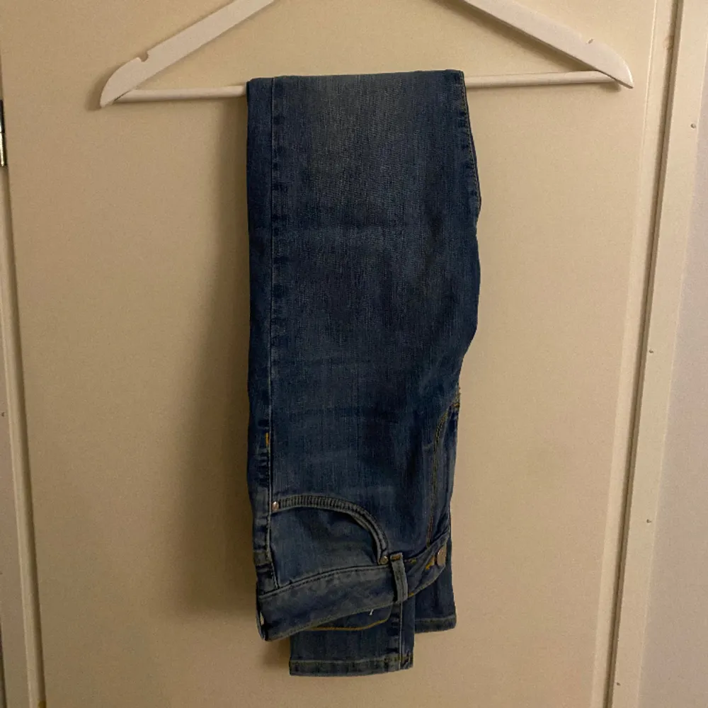 Ett par blåa skinnyjeans från Bikbok, stl S. Sparsamt använda och därför i mycket fint skick. Säljer då de inte används längre. Köpta för runt 500 säljer för 100💞. Jeans & Byxor.