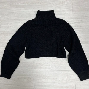 Svart stickad polotröja  - Säljer denna stickade polotröja från H&M🩷 super mysig, inga defekter. Köparen står för frakt 