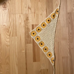  Håraccessoarer -  Stickad / virkad Hår accessoarer bra skick kan användas som topp