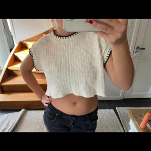 Stickad t shirt  - Lite kort stickad t shirt från zara. Storlek L. Snygg med t shirt/ linne under. Ljus beige/ vit. Pris kan diskuteras