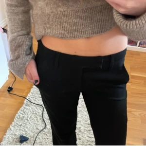 Lågmidjade kostymbyxor - Lågmidjade kostymbyxor med cool detalj i midjan. Byxorna är från Esprit och är stl 34, byxorna är jättebra skick. Skriv om ni undrar nått