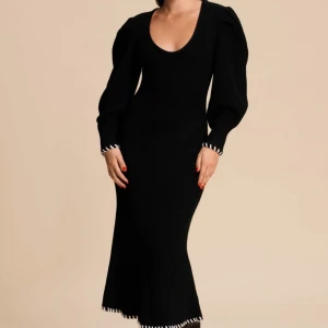 Adoore stickad klänning - Säljer denna hourglass stickade klänningen från Adoore, som är i nyskick. Säljer pga. att den är för stor för mig. Super mjuk, snygg och lyxig klänning med fin passform ✨ (Nypris: 1595 kr)