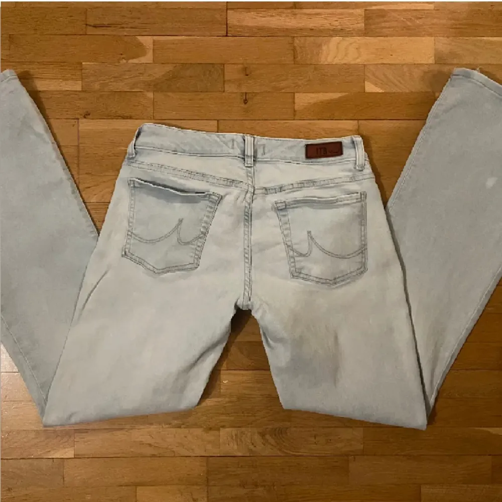 Sjukt snygga Ltb jeans!! Köpta på Plick men säljer vidare pga att dom är lite stora. 💓 midjemåttet är 76cm runt om och stretchiga. Lite slitningar längst ner och även en vit fläck på ena benet(se bild 2) köp direkt för 600💞😊. Jeans & Byxor.