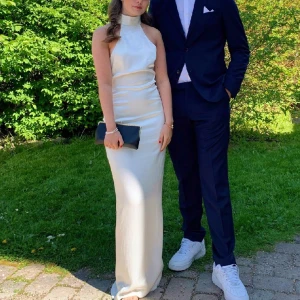 Balklänning  - Super fin balklänning från Meshki. Använd en gång. Xxs och passar i längden på mig som är 1,60 cm. Nypris var 1700kr. 