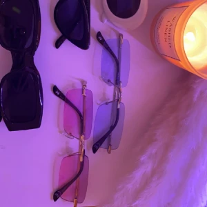 Glasögon  - Cateye glasögon, köpta på Åhléns, knappt änvända köptes för 100, säljer för 40.  Vita, vet ej vart de köptes men aldrig använt, 30kr .  Blåa å rosa glasögon, köptes på Gina 100kr säljes 50kr/st Svarta, Gina 200kr säljes 110kr 200kr alla Fri frakt