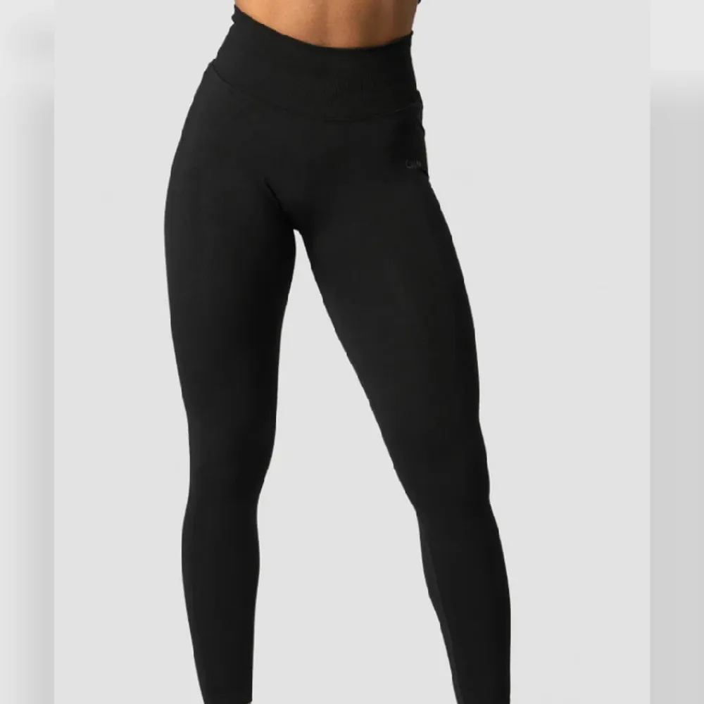 Svarta träningstights från ICIW, endast använda en gång och därav i nyskick. (Nypris 799kr, RUSH SEAMLESS TIGHTS BLACK). Övrigt.