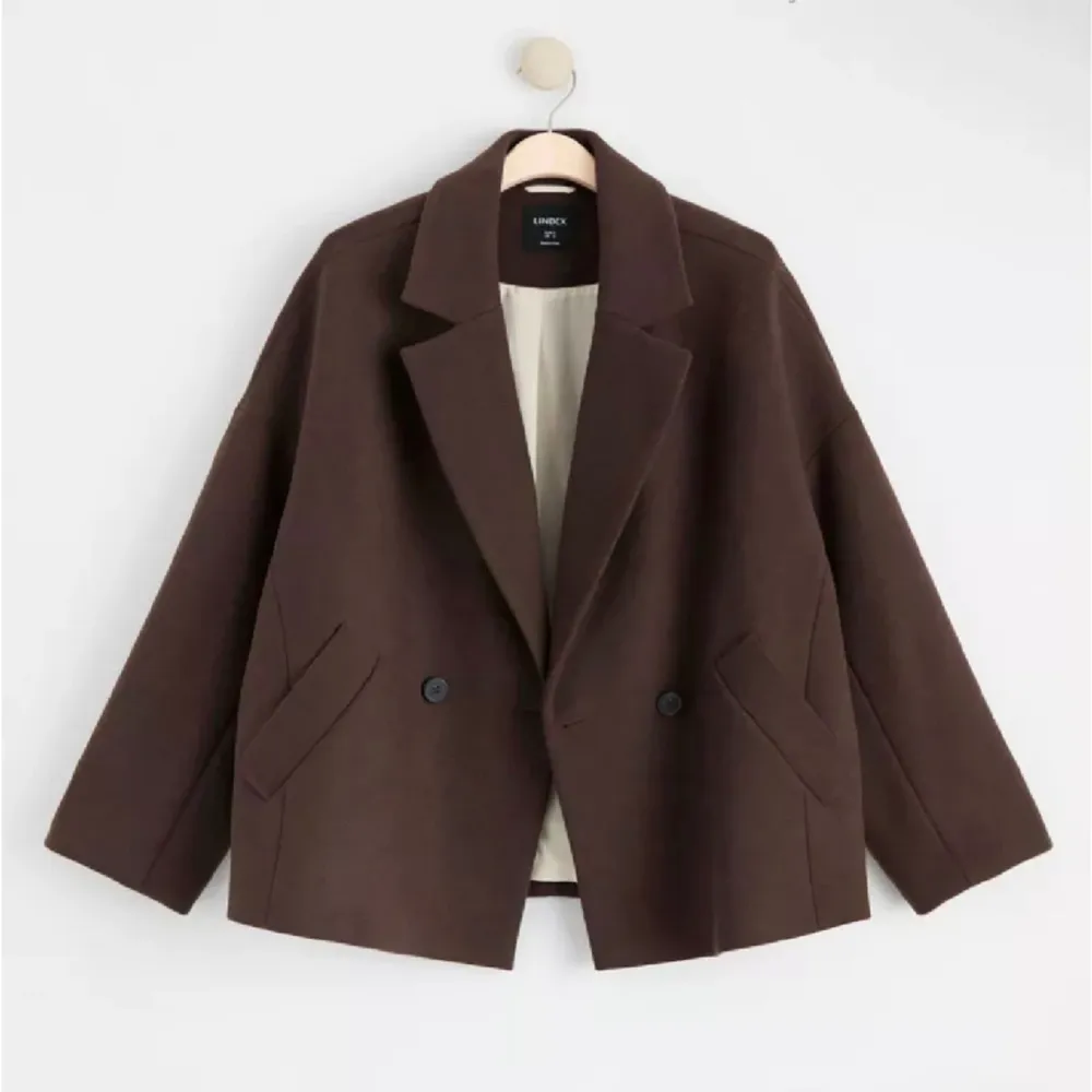 Säljer min jättefin bruna kappa från Lindex. Mörkbrun färg och bra skick. . Jackor.