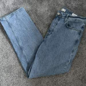 Ett par snygga Jack and Jones jeans, loose fit| Storlek 32/32 | inga defekter/fint skick | nypris 799kr, mitt pris 199kr | hör av er vid minsta funderingar!😄🙌