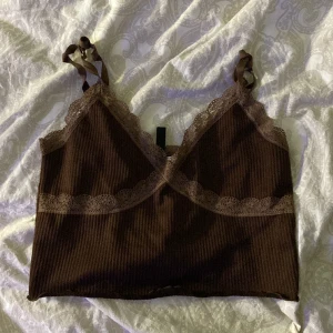 bunt spets linne - gulligt spetslinne från h&m med justerbara band. är i fint skick. inga bilder på!