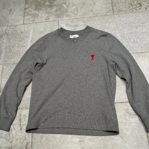 Ami Paris tröja  - Grå långärmad Ami Paris tröja 👕. Nypris 1400:-