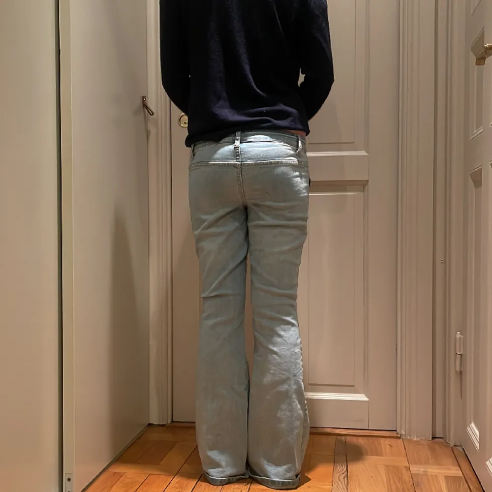 Här är ett par jätte snygga Low waist jeans med ljusblå färg och knappt använda! Dom är tyvärr för små för mig och därför hill jag sälja. Dom är i väldigt bra skick och använda typ 2 gånger. Dom har också två fickor där fram med knapp!. Farkut & Housut.