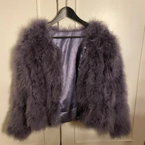 Päls jacka - Jättefin pälsjacka i strl S, säljer pga att jag inte använder så mycket. På bilderna ser den lite mer lila ut än i verkligheten. Den är lite mer blå/grå! 💕