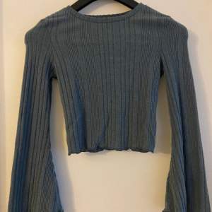Storlek: xs Från SHEIN  Supermysig blå tröja som sitter bra. Använd ett fåtal gånger Säljer på grund av garderobsbyte  