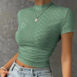 Grön topp - Säljer denna gröna topp med scunch på sidorna. Hör av dig vid frågor 