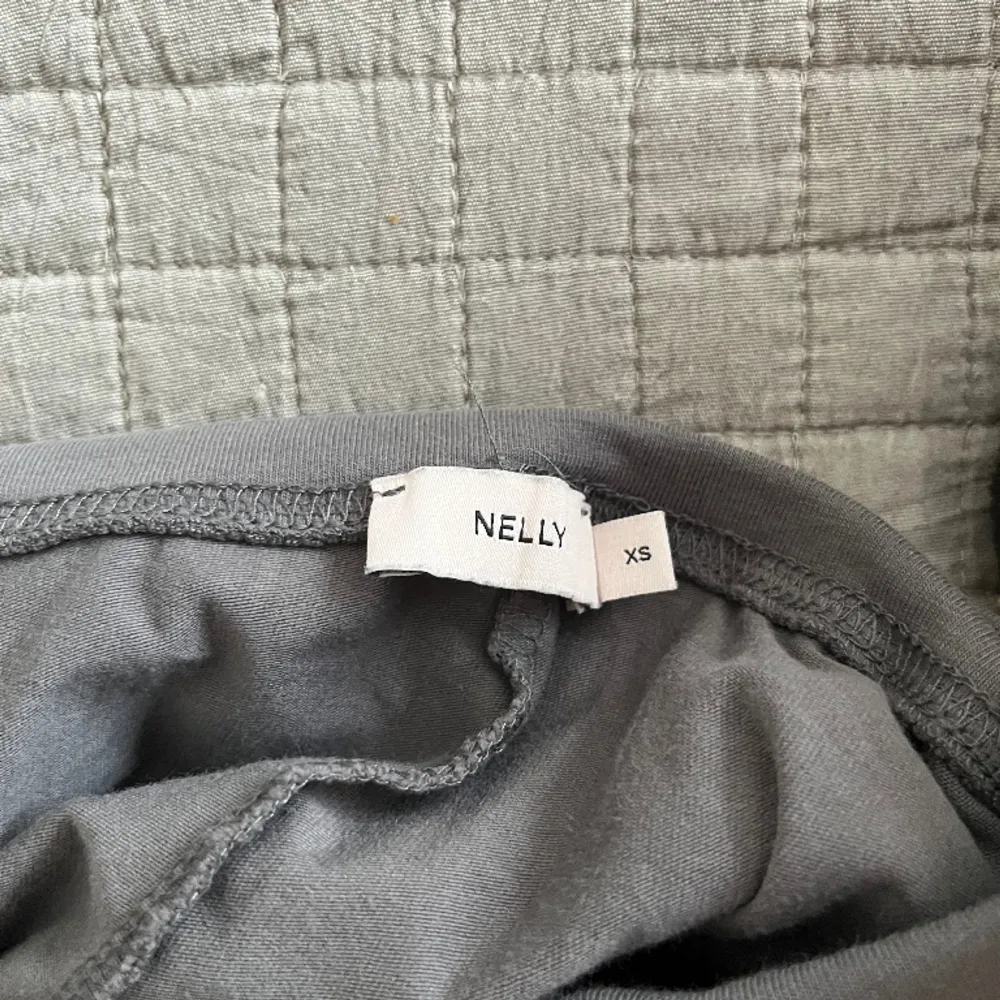 Yoga pants från Nelly, storlek xs💗Säljer då dem inte kommer till andvändning, ny skick! Den är i mörkare grå och sitter fint på någon som är S. 300kr nypris!. Jeans & Byxor.